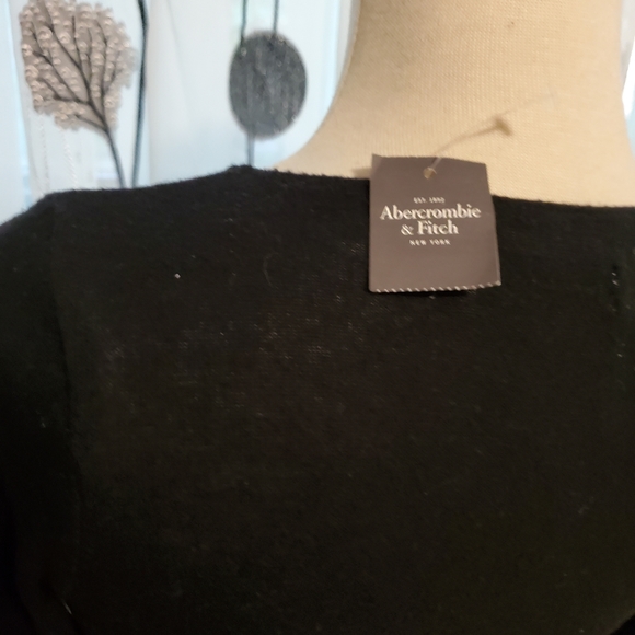 NWT Abercombie & Fitch Smalll cropped wrap top in black - Picture 6 of 7